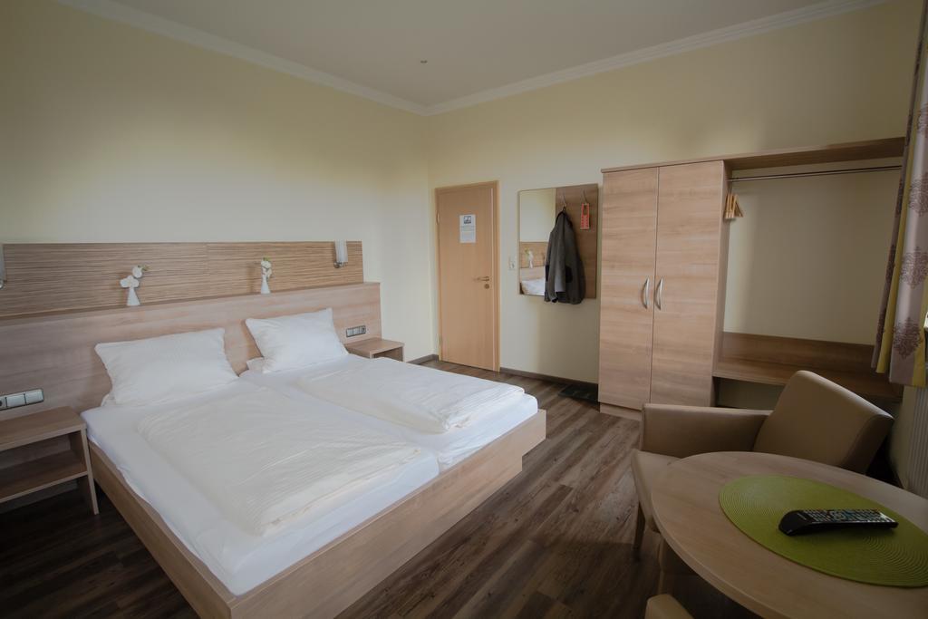Bb Haus Neugebauer Garni Hotel Гайзенхайм Екстериор снимка