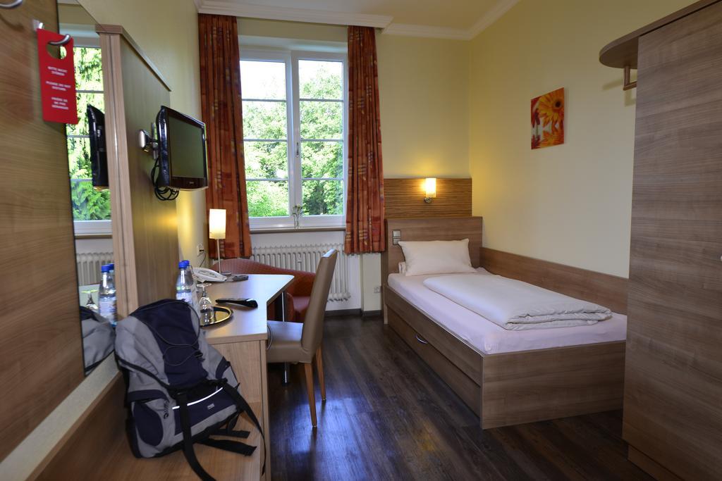 Bb Haus Neugebauer Garni Hotel Гайзенхайм Екстериор снимка