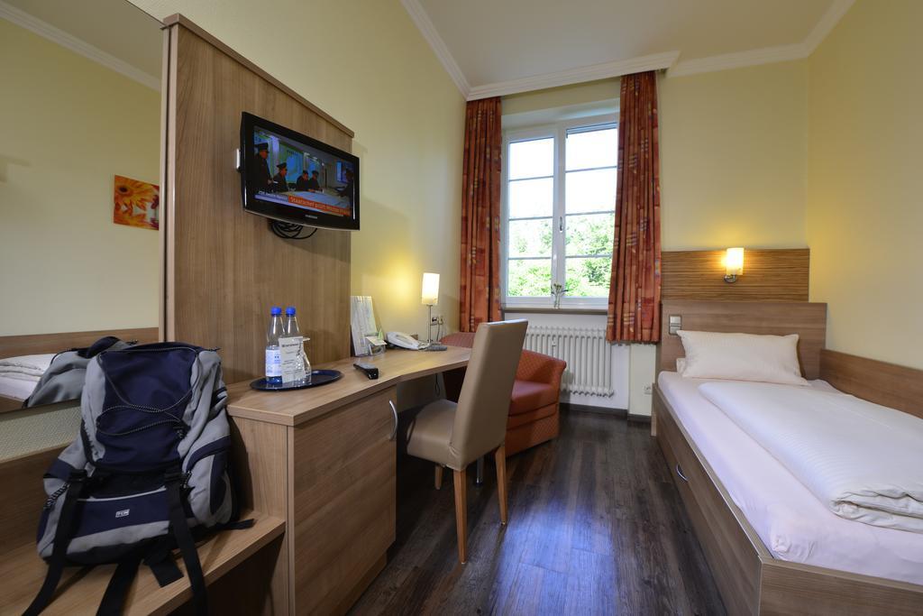 Bb Haus Neugebauer Garni Hotel Гайзенхайм Екстериор снимка