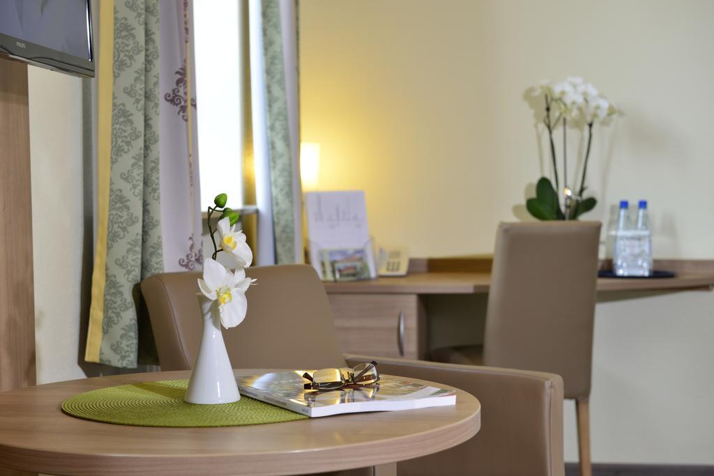Bb Haus Neugebauer Garni Hotel Гайзенхайм Екстериор снимка